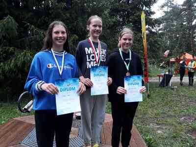 Fotol: N16 klassi Järvamaa parimad neiud poodiumil, vasakult Helena Raava, Roosi Rütman, Anna-Liisa Leiten