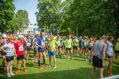 Jooksusõbrad ootavad Pühajärve puhkekeskuse pargis Maru Järvejooksude sarja algust