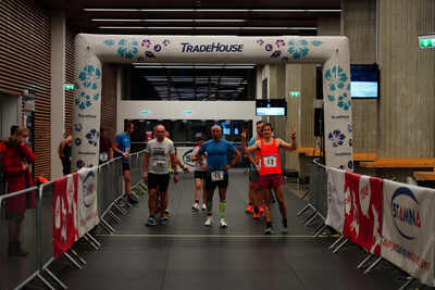 Võistlejad ajaloolise sisekümne stardi ootuses