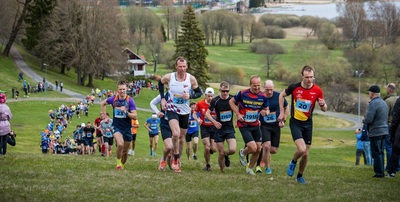 Jooksjad Huntaugu tõusul 2022 (foto: Stuudiopunkt)