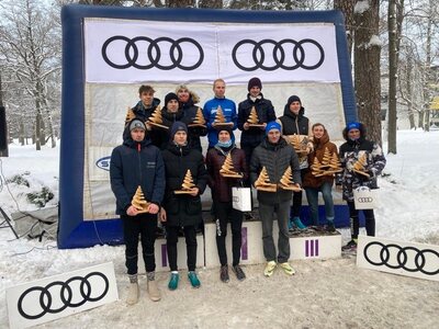 Kolm kiireimat meestimi, 1.SPARTA MEHED I, 2. 21CC TR1HARDS MEHED ja 3.TREENINGPARTNER MEHED I poodiumil koos karikateks olnud puidust jõulukuuskedega