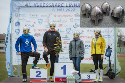 Üldvõitjad 2022 ja selleaastased kiivrid. Võitjate foto autor Valmar Voolaid.