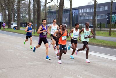 Tiidrek Nurme (vasakult kolmas) ja Salomon Gatchoka Kagimbi (paremalt esimene) Hollandis Enschede maratonil