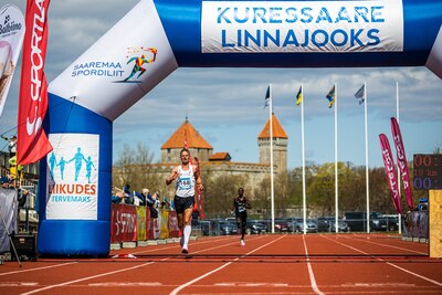 Eelmise aasta Kuressaare Linnajooksu Sportlandi 10 km võitjana on finišis Tiidrek Nurme. Foto A.Truu