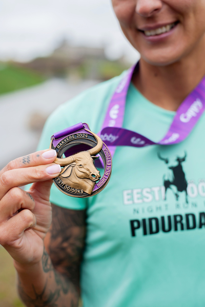 Medali kujundus: Jule Käen-Torm (Rakvere Loovuskeskus)