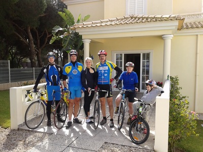 Fotol vasakult: vennapoeg Siim, loo kangelane Toomas Järveoja, tütar Maris, vend Jaanus abikaasa Heljega ja lapselaps Karl.