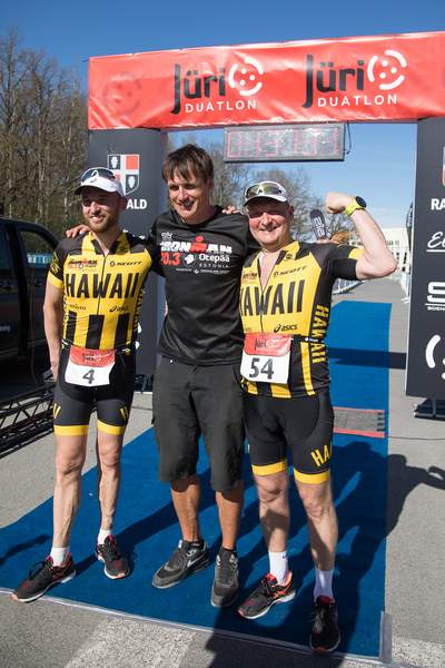 Fotol: Märt Avandi ja Raivo E. Tamm koos treener Ain-Alar Juhansoniga Jüri duatloni finišis 20.mail