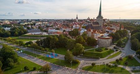 Toompea jalamilt startiva Tallinna Maratoni kõik tänavused võistlustrassid on üheringilise kiire rajaprofiiliga ning viivad osavõtjad Eesti pealinna kuue linnaosa eripalgelistesse paikadesse.