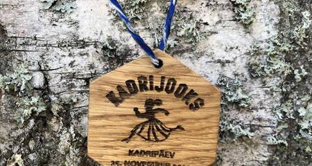 6.Kadrijooksu lõpetajad saavad kaela puidust medali